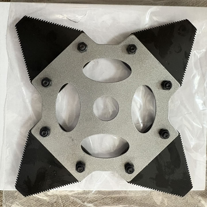 Black 4-Teeth Fine-Serrated Lawn Mower Blade