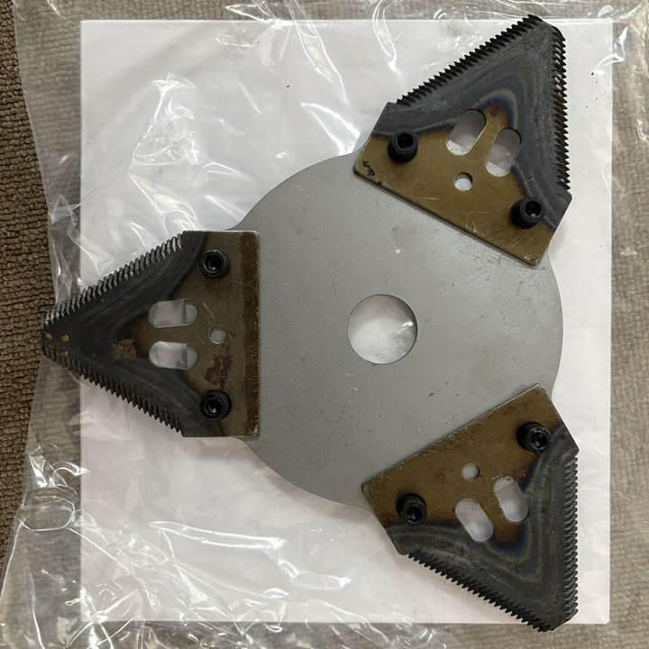 Three-tooth serrated half-disc mower blade